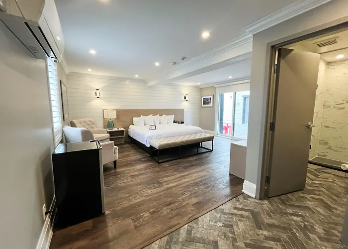 Colonial Hotel & Suites